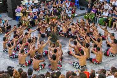 Kecak dans izlerken turist