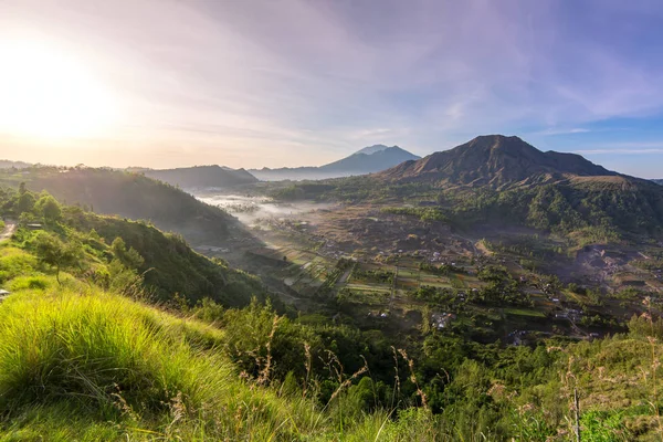 Caldera Batur volkanın üzerinde gündoğumu — Stok fotoğraf