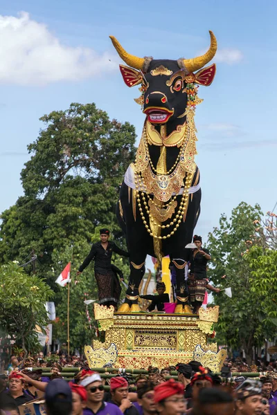 Bali dili insanlar kremasyon törenine katılan — Stok fotoğraf