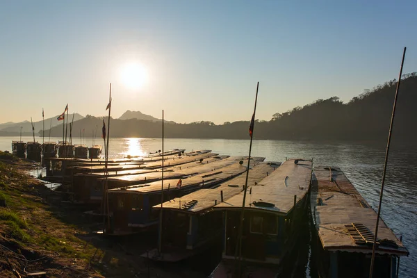 Човни на березі Меконгу річка — стокове фото
