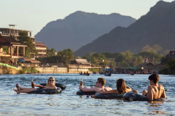 Toeristen genieten van de buizen in de rivier van de Song — Stockfoto