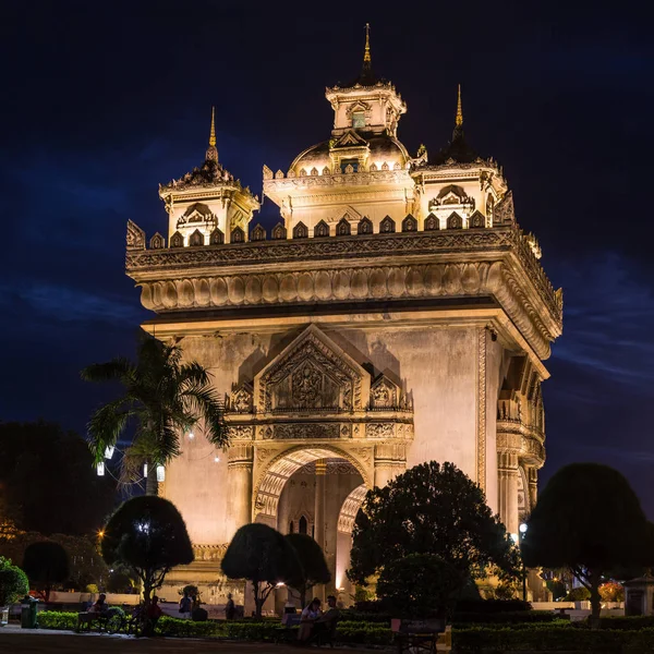 Patuxai monument bij nacht — Stockfoto