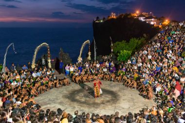 Bali Uluwatu Tapınağı'nda geleneksel Balinese Kecak dans