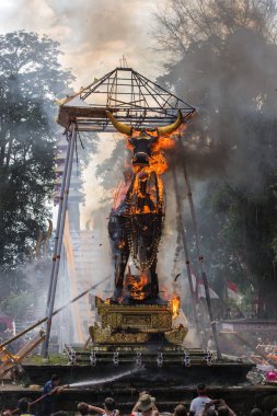 Bali dili insanlar Kraliyet ölü yakma töreni katılan