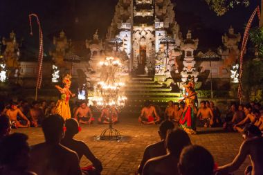 Geleneksel Kecak ateşi dans töreni