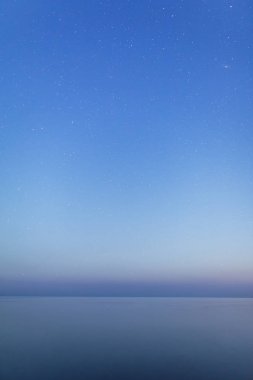 Yıldızlı gece sakin deniz üzerinde