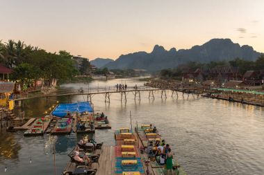 Gün batımı sırasında riverfront üzerine Restoran 