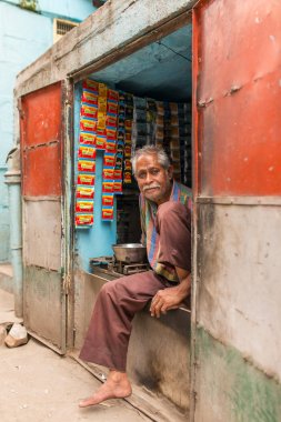 Hint satıcı oturup sokak dükkânının penceresinde 