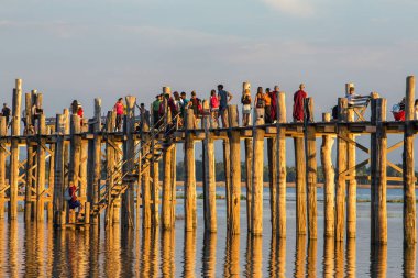 Amarapura ünlü U-Bein Bridge'de