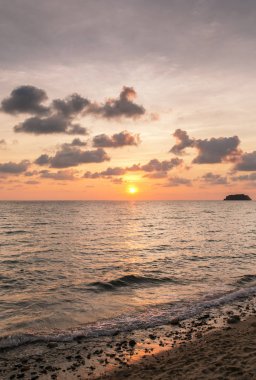 Andaman Denizi üzerinde güzel günbatımı gökyüzü