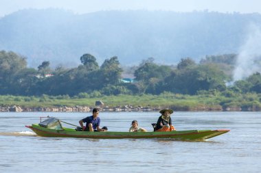 Mekong Nehri üzerinde tekne sürme insanlar 