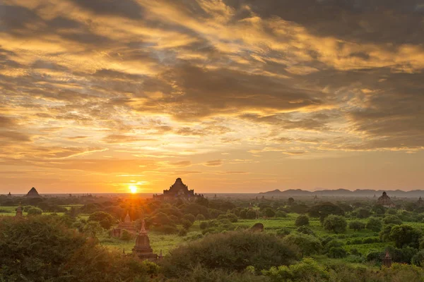 Hermoso amanecer sobre las antiguas pagodas — Foto de Stock