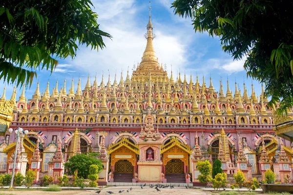 Прекрасная буддийская пагода Тханбоддай Фая — стоковое фото