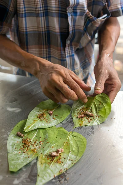 Man making betel nut on the street stall — Stock Photo, Image