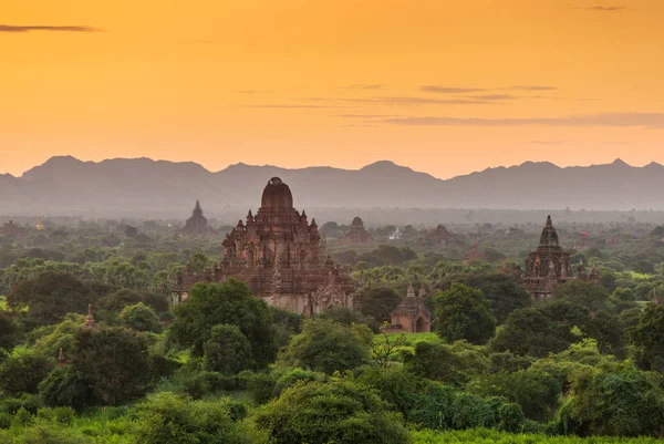 Hermoso amanecer sobre las antiguas pagodas — Foto de Stock
