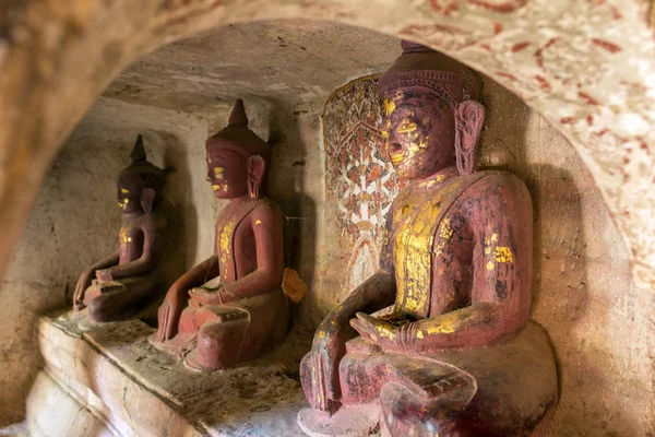 Statues de Bouddha dans les grottes de Pho Win Taung — Photo