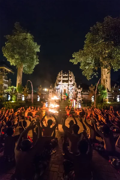 传统的 Kecak 火舞仪式 — 图库照片
