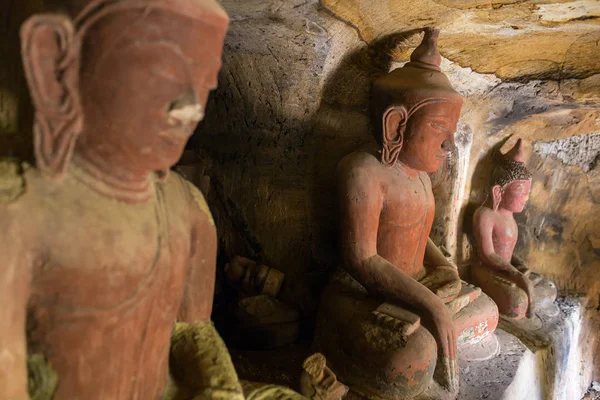 Buddha statues in Pho Win Taung Caves — Stock Photo, Image