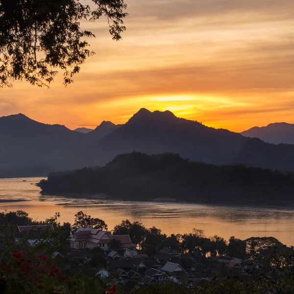 พระอาทิตย์ตกที่สวยงามเหนือแม่น้ําโขง — ภาพถ่ายสต็อก