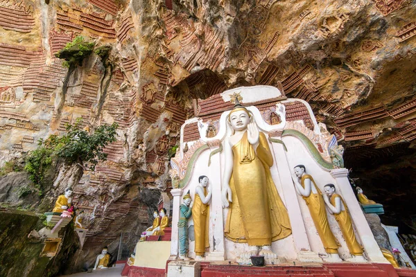 Old temple with Buddhas statues — Stock Photo, Image