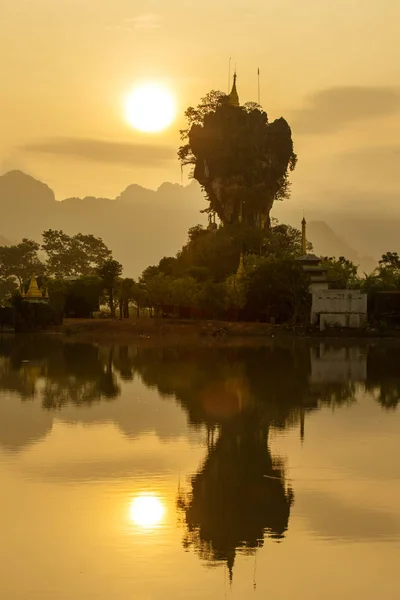 Puesta de sol en la pagoda budista Kyauk Kalap — Foto de Stock