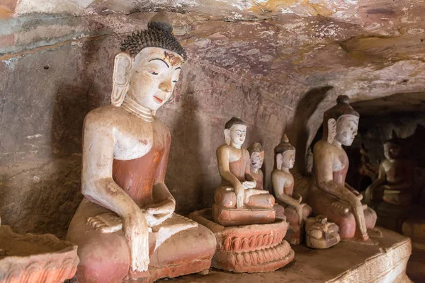 Statue di Buddha nelle grotte di Pho Win Taung — Foto Stock