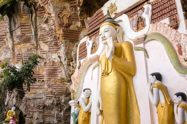 Gamla templet med Buddhas statyer — Stockfoto