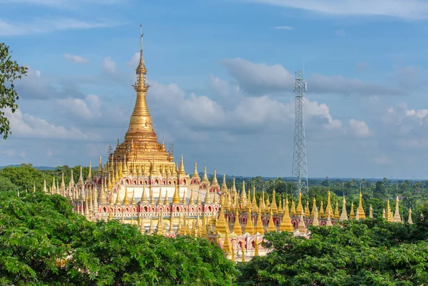 美丽的佛教宝塔 Thanboddhay 法雅 — 图库照片