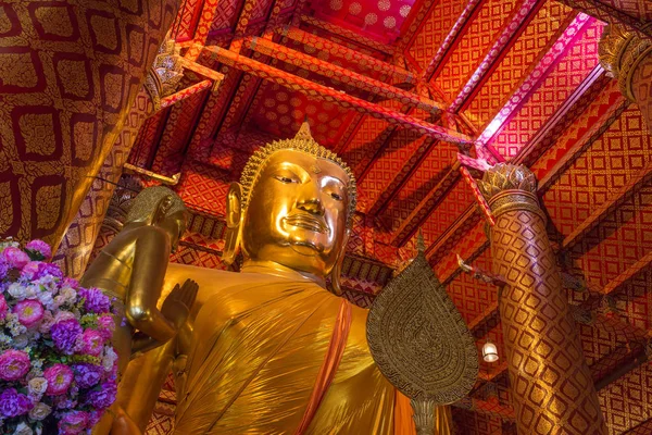 Grande estátua de Buda no templo Wat Phanan Choeng — Fotografia de Stock