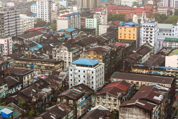 Gamla tak av Yangon byggnader — Stockfoto