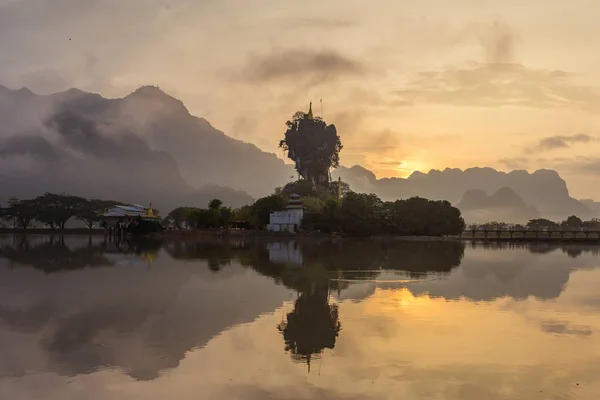 Krásný buddhistický Kyauk Kalap Pagoda — Stock fotografie