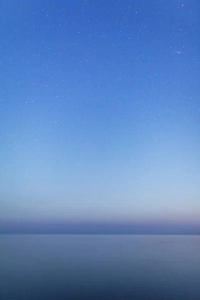 Notte stellata sul mare calmo — Foto Stock