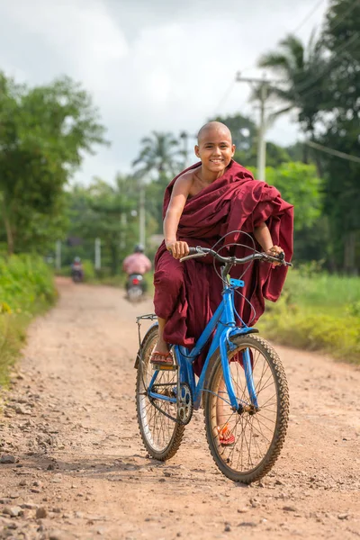 Buddhistischer Novize fährt Fahrrad — Stockfoto