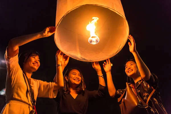 Unidentified women release Khom Loi — Stock Photo, Image