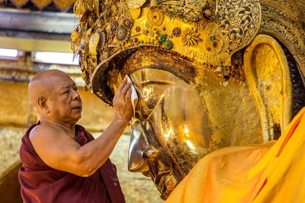 Das Ritual des täglichen Gesichtswaschens im Mahamuni-Buddha — Stockfoto