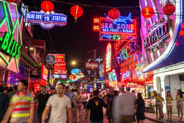 Calle peatonal en Pattaya por la noche — Foto de Stock