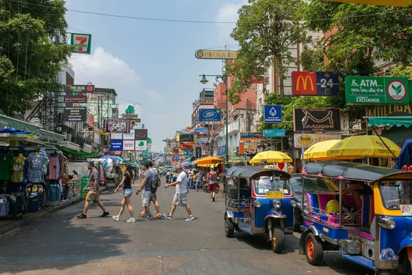 Turisti e backpackers camminano a Bangkok — Foto Stock