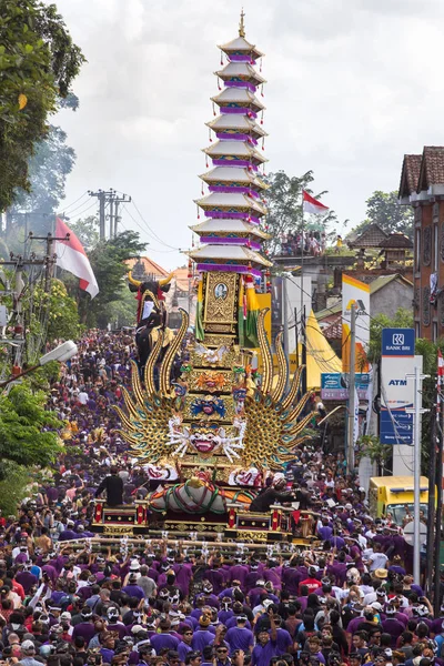 Bali dili insanlar Kraliyet ölü yakma töreni katılan — Stok fotoğraf