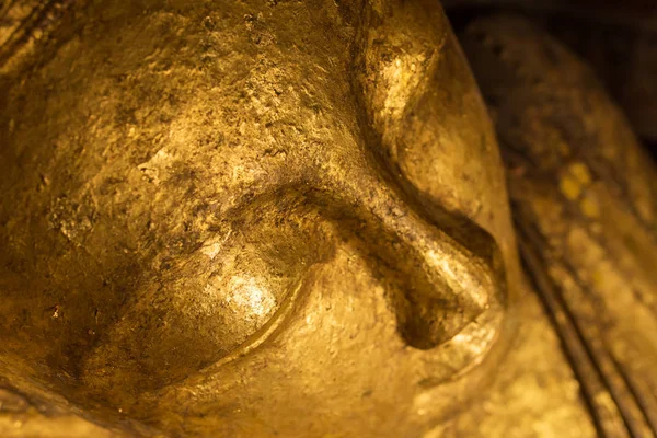 Estátua de buda reclinada dourada — Fotografia de Stock