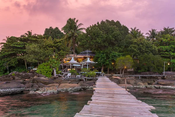 Muelle de madera a un complejo de islas tropicales — Foto de Stock