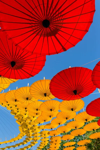 Bunte thailändische traditionelle handgefertigte Regenschirme — Stockfoto