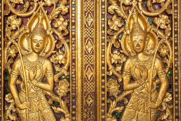 Золотий різьблення на дверях храм ВАТ Sensoukharam — стокове фото