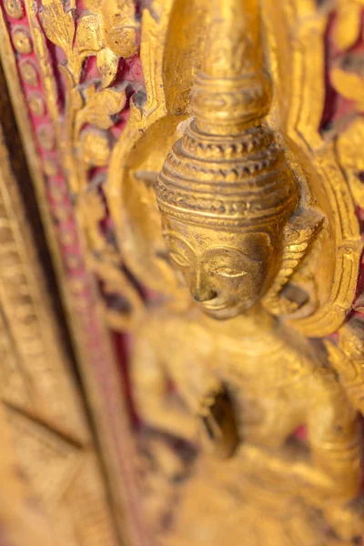 Goldene Schnitzerei an der Tür des Wat Sensoukharam Tempels — Stockfoto