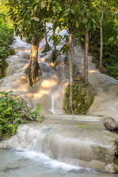 Namtok Bua Tong (Sticky wodospadu) — Zdjęcie stockowe