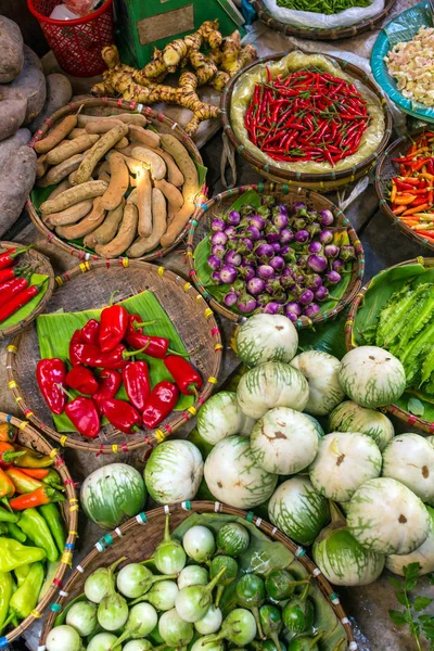 Verschiedene Gemüsesorten auf dem Markt in Kambodscha — Stockfoto
