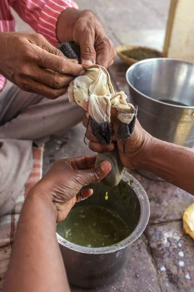 Hindu priests prepare bhang milk on the ghats — Stock Photo, Image