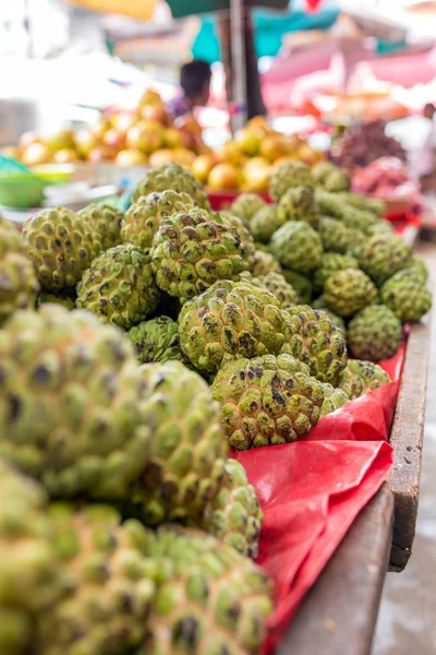 Custard apples for sale on market stall — Stock Photo, Image