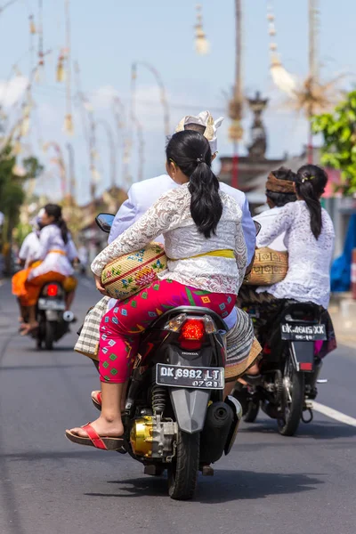 巴厘岛的家庭骑摩托车 — 图库照片