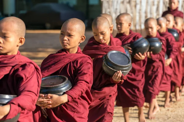 Buddhistische Novizen gehen, um Almosen und Opfergaben zu sammeln — Stockfoto