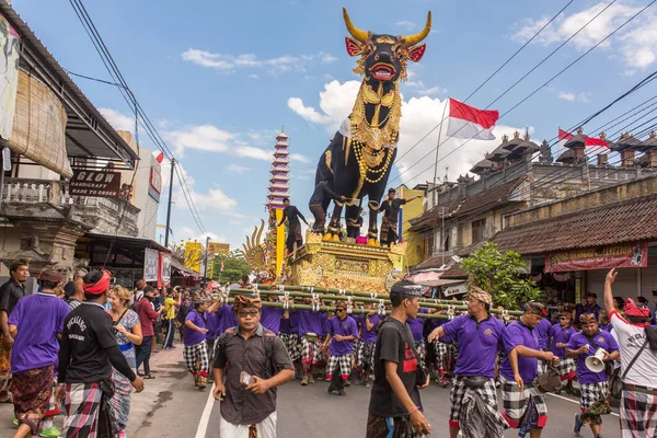 Bali dili insanlar Kraliyet ölü yakma töreni katılan — Stok fotoğraf